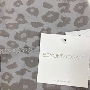 Beyond Yoga Grey Leopard High Waisted Soft Midi Leggings New with tags (S)
